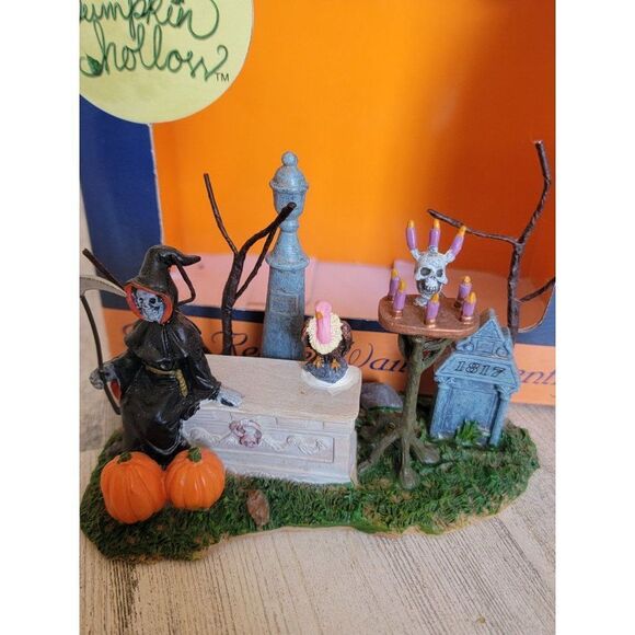 Grim Reaper Waits patiently 2006 Pumpkin Hollow Village accessory - Picture 2 of 9
